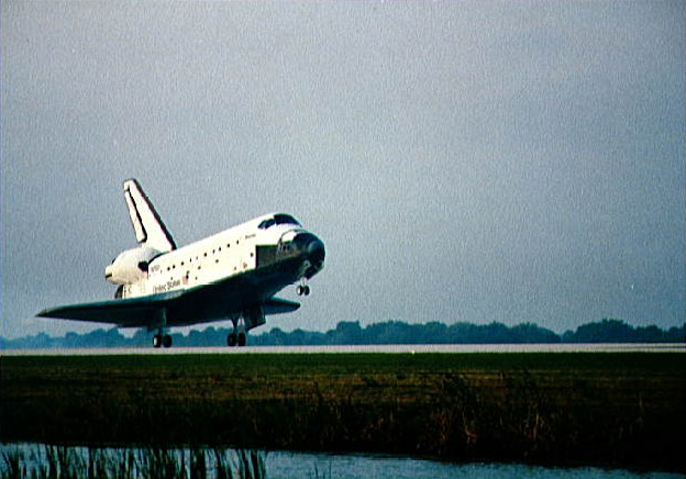STS‑45 landing at Kennedy Space Center, Florida. Image credit: NASA